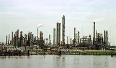 آیا واگذاری پتروشیمی های ایرانی، زنجیره ارزش را تکمیل می کند؟!/ آیا مدیرعامل هلدینگ خلیج فارس پیگیر سیاست های کلان وزارت نفت برای یکپارچه سازی پتروشیمی ها است؟