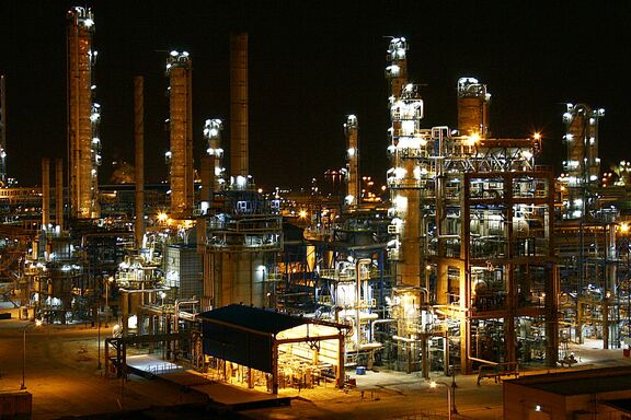هلدینگ خلیج فارس آماده واگذاری سهام پتروشیمی نوری