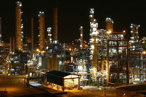 هلدینگ خلیج فارس آماده واگذاری سهام پتروشیمی نوری