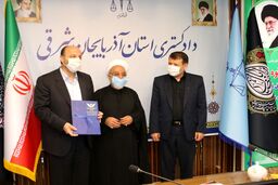 تقدیر دکتر خلیل الهی، رئیس کل دادگستری استان از مهندس درفشی مدیر عامل پتروشیمی تبریز برای مشارکت فعال در مسئولیت های اجتماعی