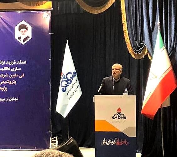 تقدیر از مدیرعامل پتروشیمی تبریز در مراسم و آیین گرامیداشت روز صنعت پتروشیمی برای به ثمر نشستن دانش ایرانی تولید پلی اتیلن سنگین