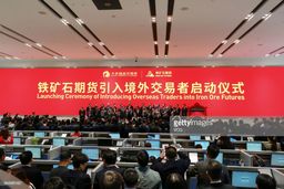 قیمت آتی پی وی سی به مرز  880 دلار رسید