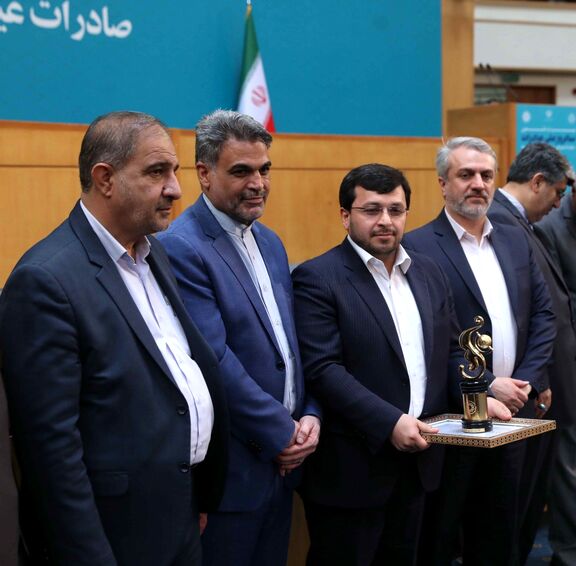 پتروشیمی شیراز لوح افتخار صادر کننده نمونه ملی سال 1401 را دریافت کرد