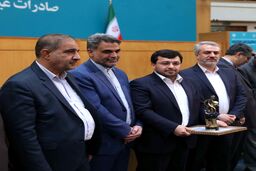پتروشیمی شیراز لوح افتخار صادر کننده نمونه ملی سال 1401 را دریافت کرد