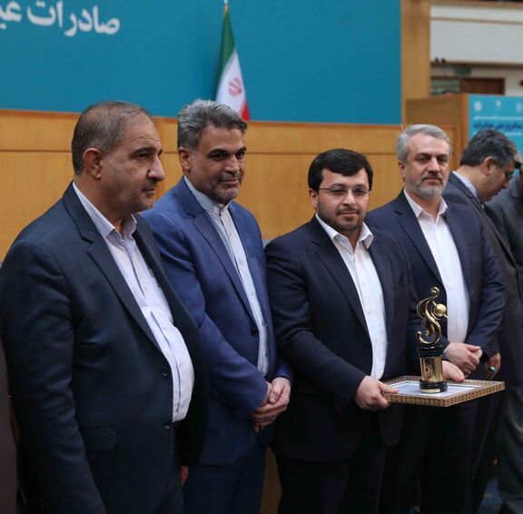 پتروشیمی شیراز لوح افتخار صادر کننده نمونه ملی سال 1401 را دریافت کرد