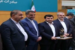 پتروشیمی شیراز لوح افتخار صادر کننده نمونه ملی سال 1401 را دریافت کرد