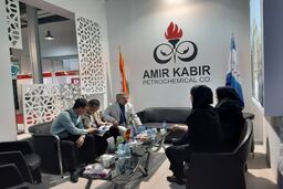 آغاز مذاکرات تجاری پتروشیمی امیرکبیر در نمایشگاه بین المللی نفت تهران