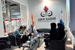 آغاز مذاکرات تجاری پتروشیمی امیرکبیر در نمایشگاه بین المللی نفت تهران