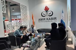 آغاز مذاکرات تجاری پتروشیمی امیرکبیر در نمایشگاه بین المللی نفت تهران