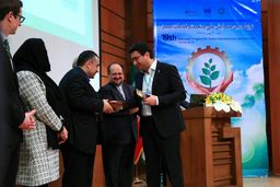 «پلیمر آریاساسول» یکی از چهار شرکت برگزیده صنایع سبز کشور و برنده تندیس زرین شد