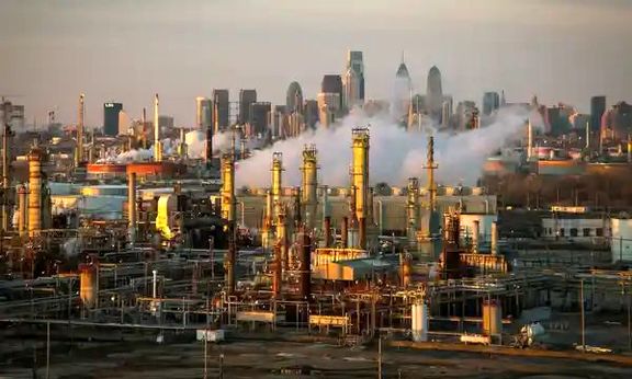 10 US oil refineries exceeding limits for cancer-causing benzene, report finds.