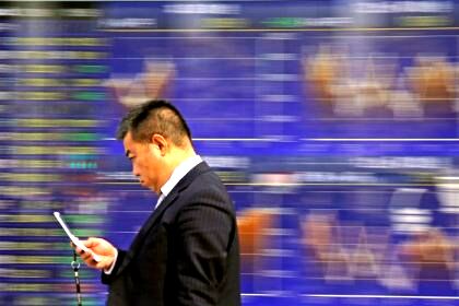 Asia petchem shares, crude slump as US-China trade spat escalates
