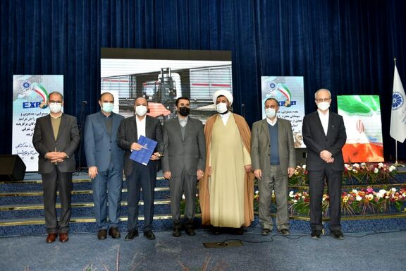 پتروشیمی تبریز نشان صادرکنده نمونه را دریافت کرد و تجلیل شد 