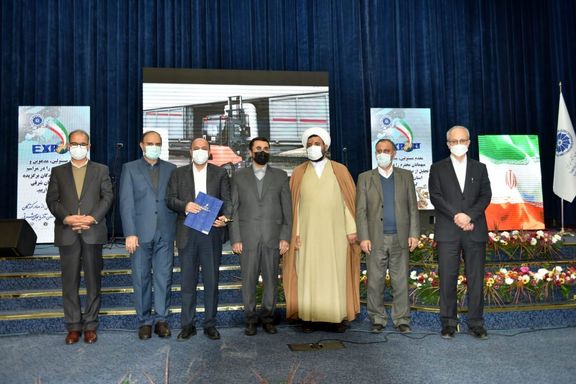 پتروشیمی تبریز نشان صادرکنده نمونه را دریافت کرد و تجلیل شد 