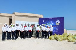 ساحل سفید روستای هاله را از زباله های زیست محیطی پاک کردند